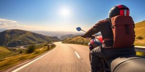 Moto en plein air, conducteur heureux sur la route.